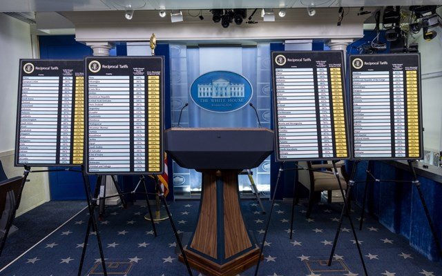 CNN: Οι δασμοί ακυρώθηκαν, οι Αμερικανοί θέλουν τα χρήματά τους πίσω – Μπορούν να τα πάρουν;