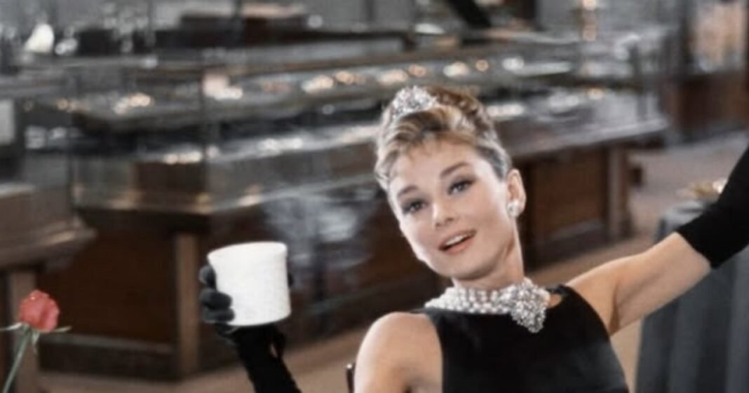 H πρώτη φωτογραφία της Λίλι Κόλινς ως Όντρεϊ Χέπμπορν στη νέα ταινία για το Breakfast at Tiffany’s