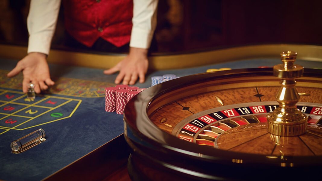 Πρόστιμα έως 800.000 ευρώ, αυτόματο «κλείδωμα» ιστοτόπων και κάθειρξη έως 10 έτη: Όλα όσα προβλέπει το νομοσχέδιο για τον παράνομο τζόγο