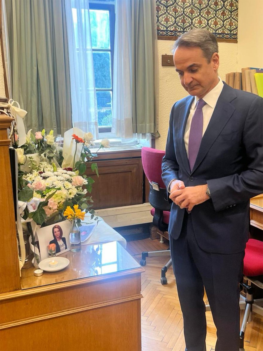 Ο Μητσοτάκης άφησε λουλούδι στο γραφείο στη Βουλή της δημοσιογράφου Αντιγόνης Πανέλλη που έφυγε από τη ζωή στα 57 της