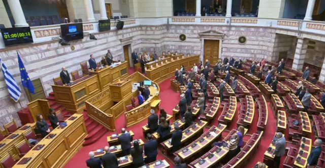 Ενός-λεπτού-σιγή-στη-Βουλή-για-τους-57-νεκρούς-του-σιδηροδρομικού-δυστυχήματος-στα-Τέμπη,-δείτε-βίντεο