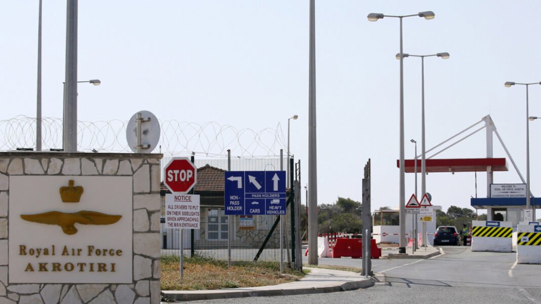 Tο Ιράν χτύπησε με το drone τον διάδρομο προσγείωσης στη βάση της RAF στο Ακρωτήρι της Κύπρου, λέει το Λονδίνο