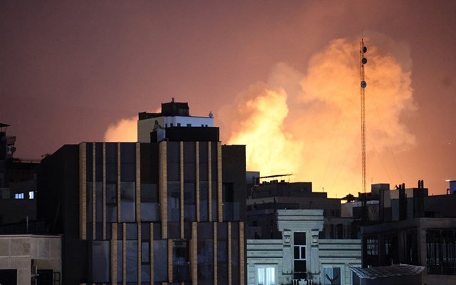 Οι κίνδυνοι για την ελληνική οικονομία από την ανάφλεξη μεταξύ ΗΠΑ-Ισραήλ και Ιράν