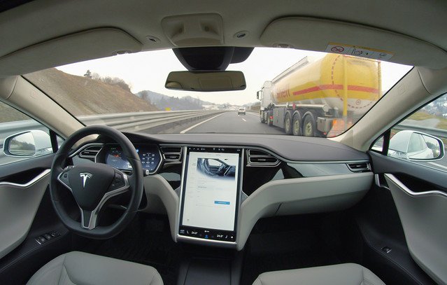 Τα-αυτοοδηγούμενα-οχήματα-της-tesla-άγγιξαν-τα-8-δισ.-μίλια-σε-δοκιμές-–-Η-πλήρης-αυτονομία-αποτελεί-ακόμα-«όνειρο»