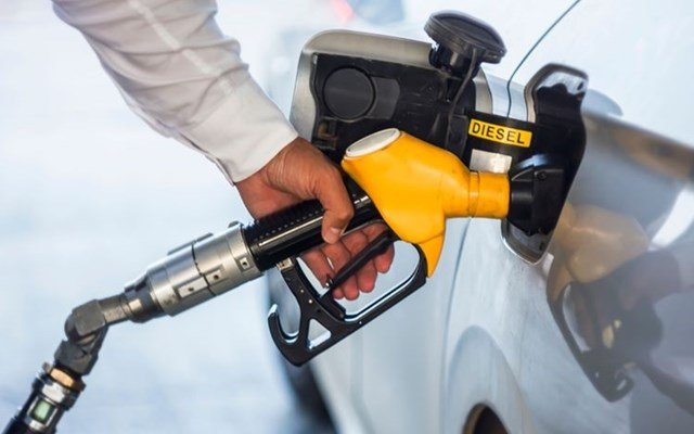 Ο εφιάλτης του πετρελαίου οδηγεί το οικονομικό επιτελείο πιο κοντά στο Fuel Pass