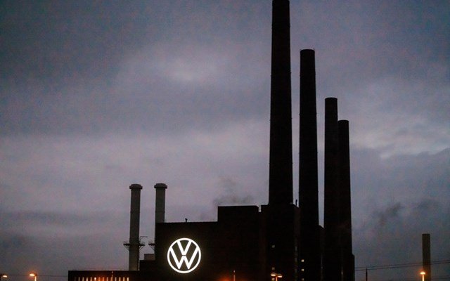 Γερμανία: “Μαχαίρι” της Volkswagen σε 50.000 θέσεις εργασίας έως το 2030