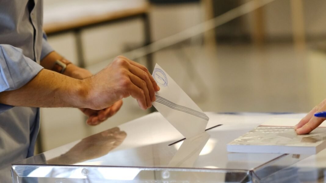 Δημοσκόπηση Interview: Στο 34,1% η Νέα Δημοκρατία, 18 μονάδες πίσω το ΠΑΣΟΚ, ναι στη βοήθεια στην Κύπρο λέει το 75%