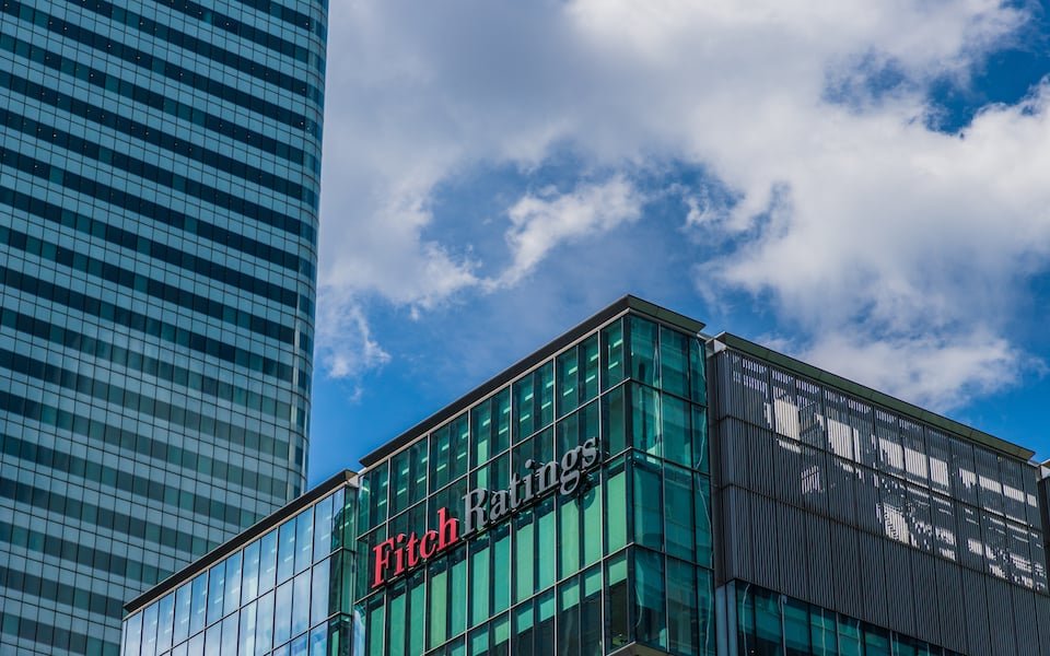 fitch:-Ανθεκτική-η-ελληνική-οικονομία-και-οι-τράπεζες-στον-πόλεμο-που-θα-κρατήσει-ένα-μήνα