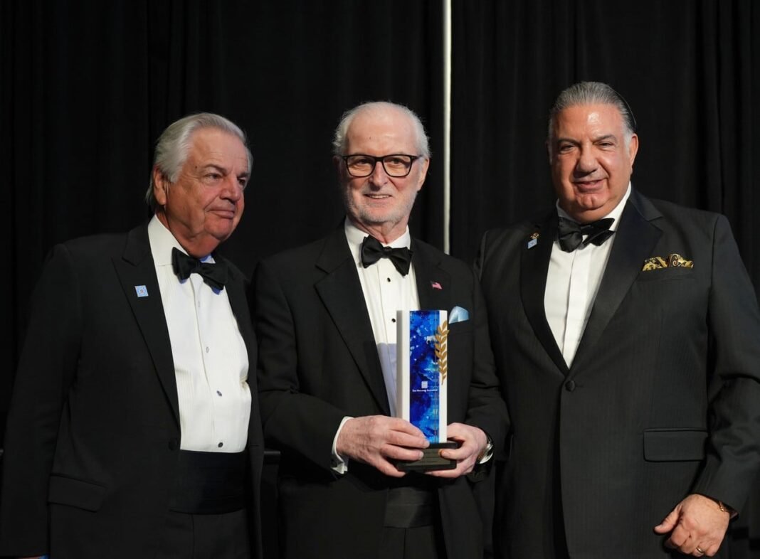 the-hellenic-initiative-raises-$1-million-for-greece-at-landmark-chicago-event