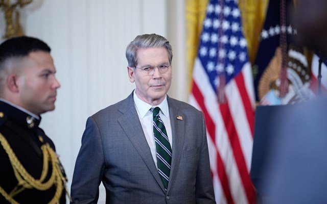 Το-αμερικανικό-Πολεμικό-Ναυτικό-θα-προστατεύει-τα-πλοία-στο-Χορμούζ,-όταν-αυτό-καταστεί-εφικτό,-δηλώνει-ο-ΥΠΟΙΚ-των-ΗΠΑ