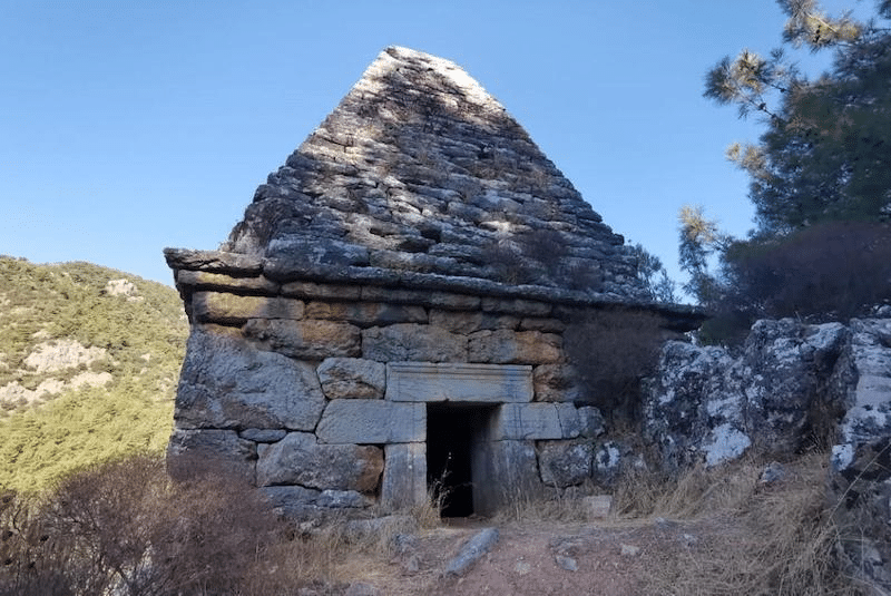 tomb-of-ancient-greek-boxer-in-turkey-thought-to-be-islamic-shrine-undergoes-conservation