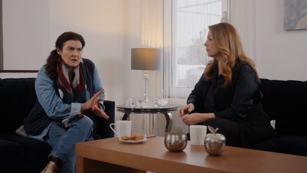 Η-γη-της-ελιάς:-Η-Ισμήνη-χρηματίζει-μια-νοσηλεύτρια-για-να-αρπάξει-το-μωρό