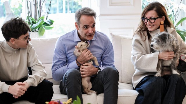 Το-βίντεο-Μητσοτάκη-από-τη-συνάντηση-με-τους-επαναπατρισθέντες-μαζί-με-τα-κατοικίδιά-τους-στο-Μαξίμου,-η-σύσταση-στον-Πίνατ