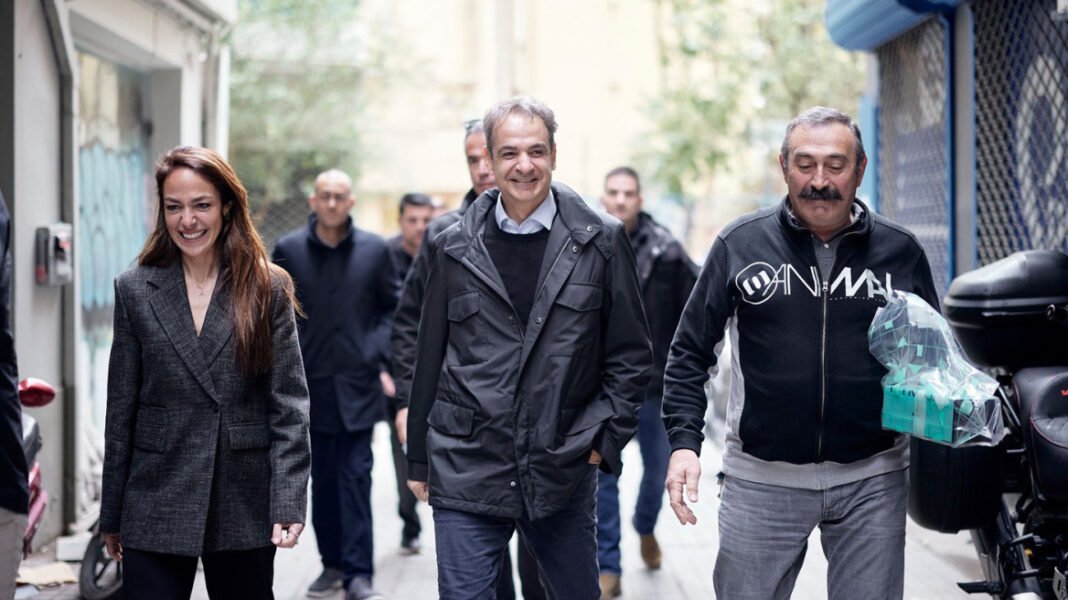 Ο Μητσοτάκης συναντήθηκε με τον 63χρονο Θεόφιλο, ωφελούμενο προγράμματος για κοινωνική στέγη στη Θεσσαλονίκη Ο Μητσοτάκης συναντήθηκε με τον 63χρονο Θεόφιλο, ωφελούμενο προγράμματος για κοινωνική στέγη στη Θεσσαλονίκη