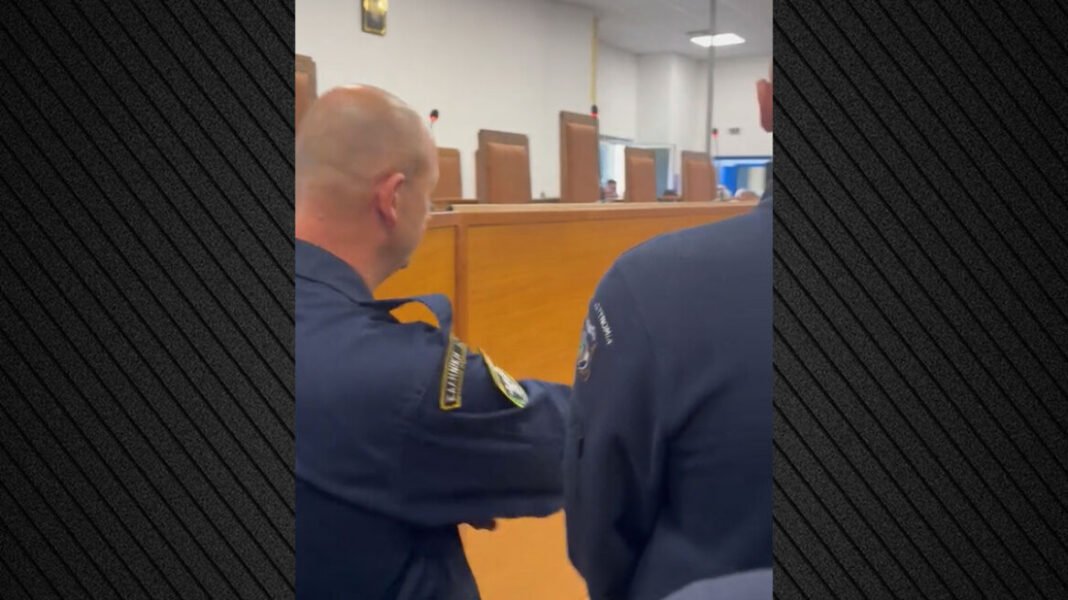 Η Κωνσταντοπούλου ανέβασε στα social media βίντεο μέσα από την αίθουσα της δίκης για τα Τέμπη