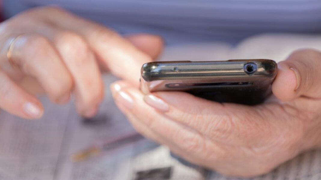 Εξιχνιάστηκε τηλεφωνική απάτη με λεία πλάκες χρυσού αξίας 160.000 ευρώ στη Γλυφάδα Εξιχνιάστηκε-τηλεφωνική-απάτη-με-λεία-πλάκες-χρυσού-αξίας-160.000-ευρώ-στη-Γλυφάδα