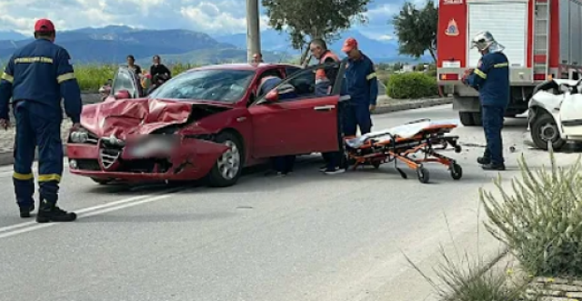 Σοβαρό-τροχαίο-στο-Ναύπλιο,-τραυματίστηκε-οδηγός-αυτοκινήτου