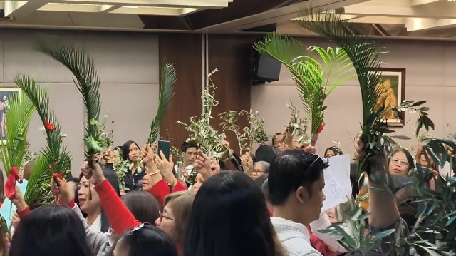 «Ωσαννά»-στη-στοά-της-Τρικούπη:-Η-διαφορετική-Κυριακή-των-Βαΐων-των-Καθολικών-Φιλιππινέζων-της-Αθήνας,-δείτε-βίντεο