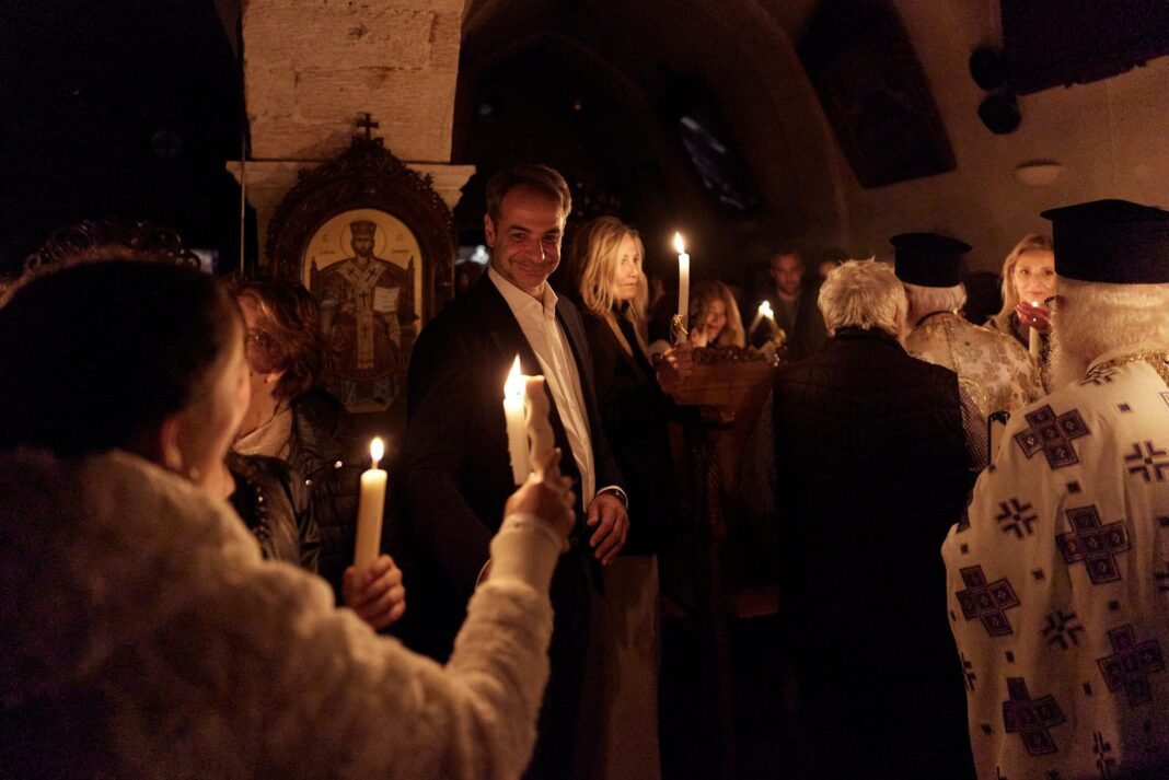 Στα-Χανιά-στην-Ιερά-Μονή-Αγίου-Ιωάννη-Προδρόμου-Κορακιών-παρακολούθησαν-την-Ακολουθία-της-Αναστάσεως-ο-Κυριάκος-Μητσοτάκης-και-η-σύζυγος-του