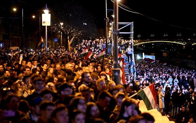 Ουγγαρία – Εκλογές: Συντριβή Όρμπαν με θρίαμβο της φιλοευρωπαϊκής κεντροδεξιάς αντιπολίτευσης – Υπερπλειοψηφία αλλαγής συντάγματος με 138 έδρες Ουγγαρία-–-Εκλογές:-Συντριβή-Όρμπαν-με-θρίαμβο-της-φιλοευρωπαϊκής-κεντροδεξιάς-αντιπολίτευσης-–-Υπερπλειοψηφία-αλλαγής-συντάγματος-με-138-έδρες