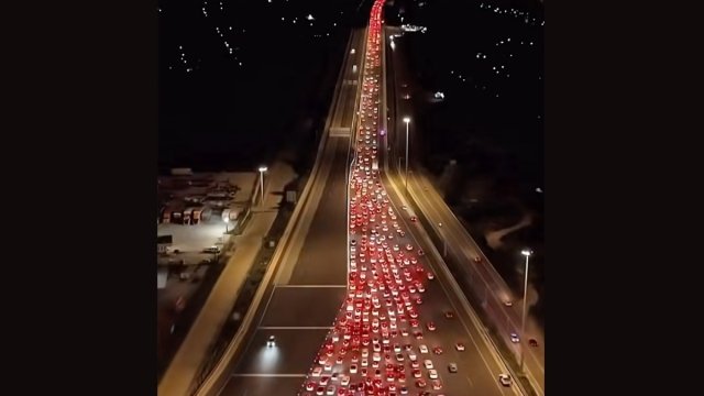 video:-Δείτε-το-ιστορικό-πασχαλινό-μποτιλιάρισμα-απο-ψηλά