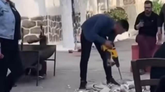 «Ρίχτο!»: Ακραίο γλέντι στην Εύβοια, έσπασαν πιάτα και… τουαλέτες με ηλεκτρικό τρυπάνι και σφυρί, δείτε βίντεο «Ρίχτο!»:-Ακραίο-γλέντι-στην-Εύβοια,-έσπασαν-πιάτα-και…-τουαλέτες-με-ηλεκτρικό-τρυπάνι-και-σφυρί,-δείτε-βίντεο