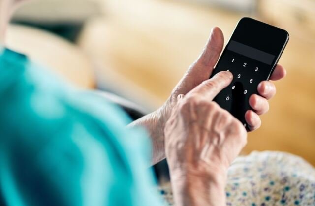 Καστοριά:-Εξαπάτησαν-τηλεφωνικά-93χρονη-και-απέσπασαν-χρυσές-λίρες-και-μετρητά