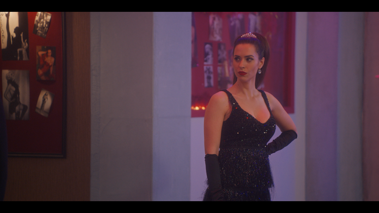 Στη-γειτονιά-με-τα-κόκκινα-φανάρια:-Η-Άντζελα-πιάνει-δουλειά-στο-Πόρτο-Λεόνε