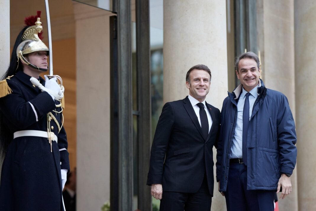 Τι-σηματοδοτεί-η-επίσκεψη-Μακρόν-στην-Αθήνα-–-Ανανεώνεται-η-αμυντική-συμφωνία,-στο-επίκεντρο-οικονομία-και-Στενά-του-Ορμούζ