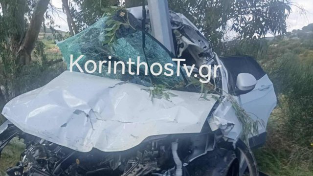 Νεκρή-οδηγός-στη-Νεμέα,-το-αυτοκίνητο-της-καρφώθηκε-σε-κολώνα,-δείτε-φωτογραφίες