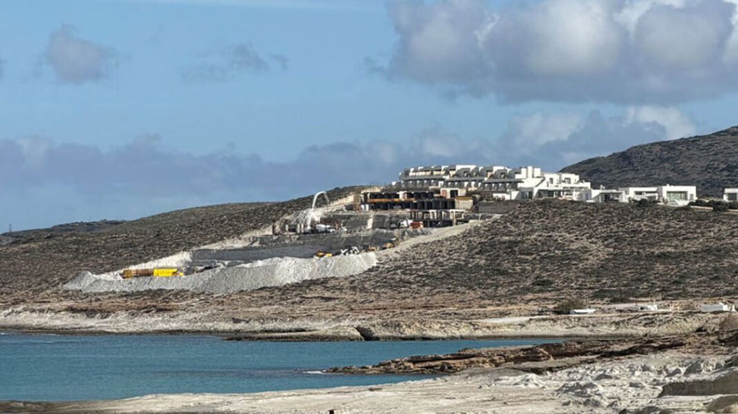 Το-ΣτΕ-παγώνει-προσωρινά-τις-κατασκευές-για-128-νέες-πισίνες-στο-πεντάστερο-ξενοδοχείο-στον-Μύτακα-της-Μήλου