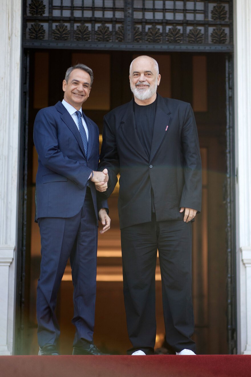 Εντι Ράμα: Απολογήθηκε στον Μητσοτάκη για την αμφίεσή του, «ζητώ συγγνώμη που δεν είμαι ντυμένος τόσο επίσημα όσο εσείς»