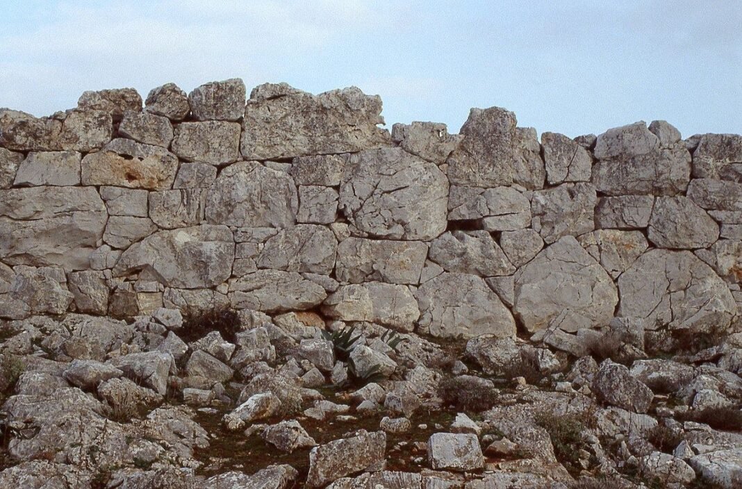greece’s-forgotten-2,500-year-old-“great-wall”-in-athens