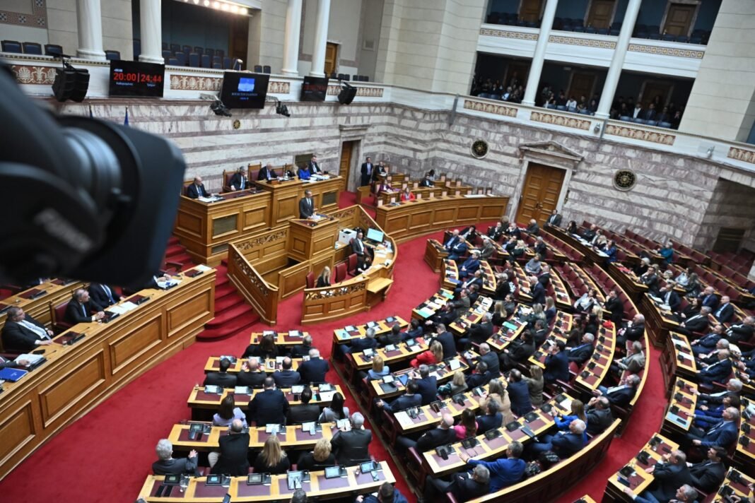 Βουλή:-«Πυρά»-Φάμελλου-–-Πέρκα-κατά-της-κυβέρνησης-για-τις-υποκλοπές-–-Μαρκόπουλος:-«Θέλουν-να-στήσουν-λαϊκά,-ΣΥΡΙΖαϊκά-ή-ΠΑΣΟΚικά-δικαστήρια»