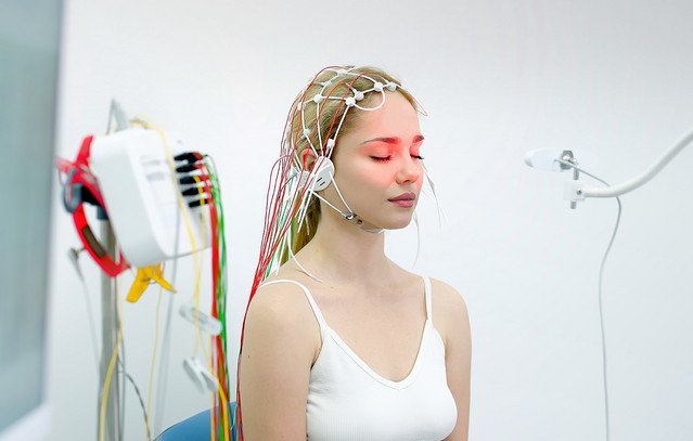 Επανάσταση-στην-ιατρική-τεχνολογία:-Σύστημα-eeg-λειτουργεί-μόνο-με-τη-θερμότητα-του-ανθρώπου