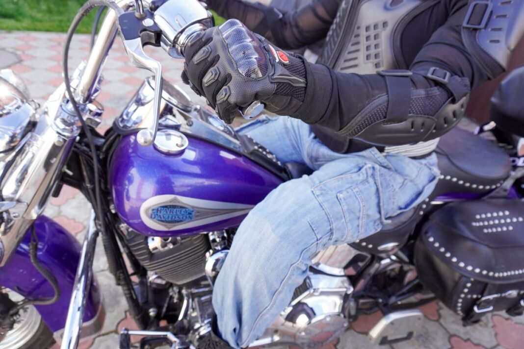 Πόσο-και-πώς-καπονούνται-τα-γόνατα-των-αναβατών-μηχανής-–-Πρόληψη-και-προστασία