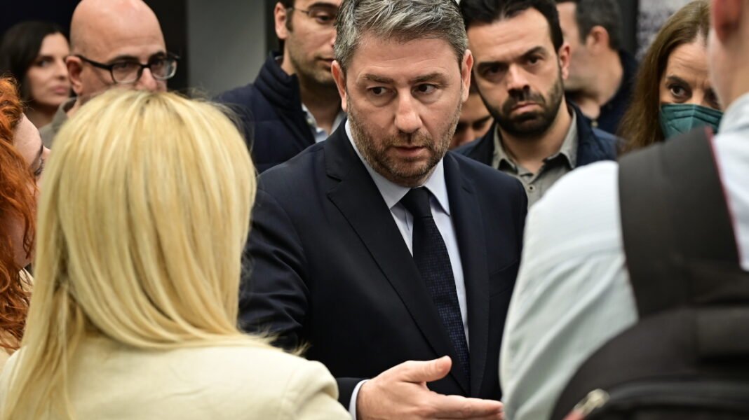 Το ΠΑΣΟΚ ανοίγει μέτωπο διεύρυνσης με φόντο τον Τσίπρα, σήμερα ανακοινώνεται η ένταξη Φαραντούρη Το ΠΑΣΟΚ ανοίγει μέτωπο διεύρυνσης με φόντο τον Τσίπρα, σήμερα ανακοινώνεται η ένταξη Φαραντούρη