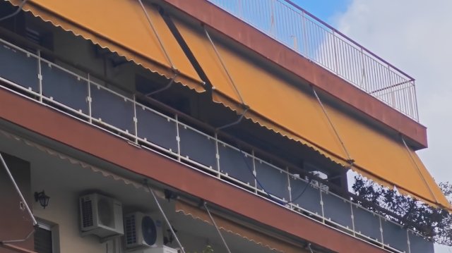 «Ούτε-που-το-φανταζόμουν»:-Τι-λέει-ένοικος-της-πολυκατοικίας-στους-Αμπελόκηπους-που-λειτουργούσε-το-παράνομο-γηροκομείο