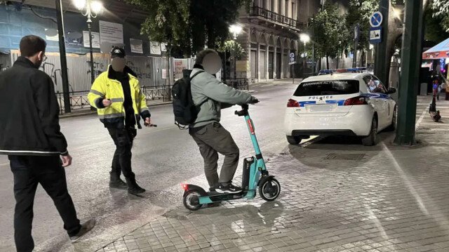 Στο στόχαστρο της Τροχαίας τα ηλεκτρικά πατίνια, ένας στους τρεις οδηγούς με παράβαση στην Αττική Στο-στόχαστρο-της-Τροχαίας-τα-ηλεκτρικά-πατίνια,-ένας-στους-τρεις-οδηγούς-με-παράβαση-στην-Αττική