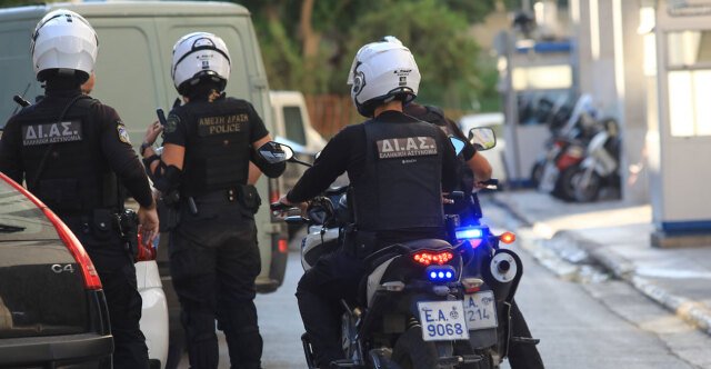 Νέο-Ηράκλειο:-Χειροπέδες-σε-δύο-άνδρες-που-«άνοιγαν»-θυρίδες-έξω-από-σούπερ-μάρκετ