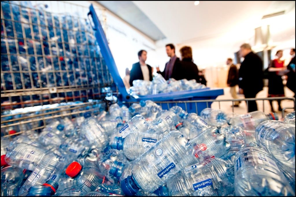 New Method Turns Plastic Trash Into Clean Hydrogen Fuel new-method-turns-plastic-trash-into-clean-hydrogen-fuel