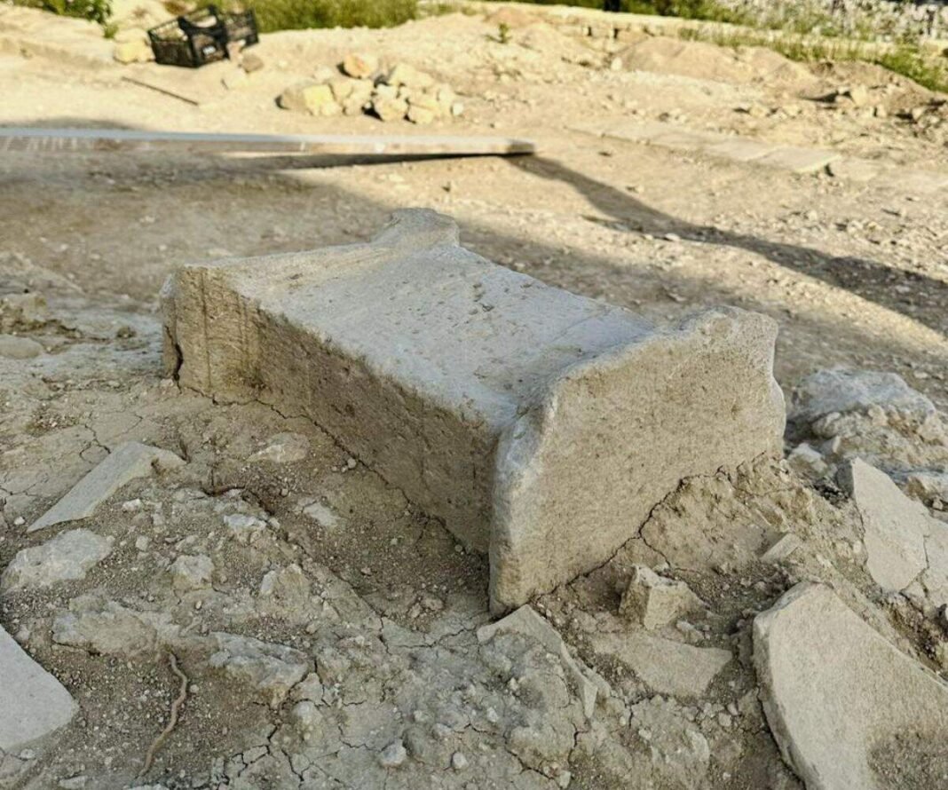 archaeologists-unearth-stone-altar-inside-ancient-greek-home-in-sicily