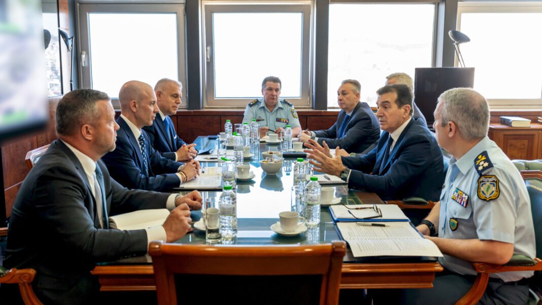 Συνάντηση Χρυσοχοΐδη με Αμερικανούς αξιωματούχους για ενίσχυση της συνεργασίας Ελλάδας – ΗΠΑ στον τομέα ασφάλειας Συνάντηση-Χρυσοχοΐδη-με-Αμερικανούς-αξιωματούχους-για-ενίσχυση-της-συνεργασίας-Ελλάδας-–-ΗΠΑ-στον-τομέα-ασφάλειας