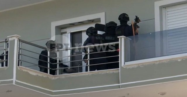 Καρέ-καρέ-η-επιχείρηση-«σκούπα»-στα-Άνω-Λιόσια:-17-συλλήψεις-για-ναρκωτικά-και-ρευματοκλοπή