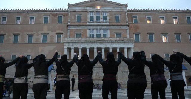 Ο περήφανος χορός των Ποντίων υπό σφοδρή βροχή στο Σύνταγμα: Κορυφώθηκαν οι εκδηλώσεις μνήμης για τη γενοκτονία, δείτε βίντεο Ο-περήφανος-χορός-των-Ποντίων-υπό-σφοδρή-βροχή-στο-Σύνταγμα:-Κορυφώθηκαν-οι-εκδηλώσεις-μνήμης-για-τη-γενοκτονία,-δείτε-βίντεο