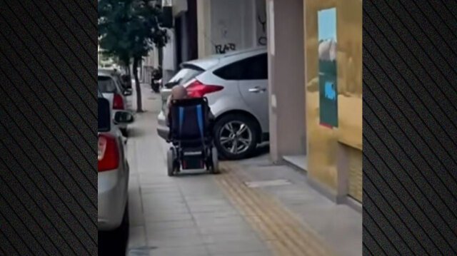 Δείτε βίντεο: Αυτοκίνητο παρκαρισμένο σε πεζοδρόμιο στα Ιωάννινα μπλόκαρε άνδρα σε αμαξίδιο Δείτε-βίντεο:-Αυτοκίνητο-παρκαρισμένο-σε-πεζοδρόμιο-στα-Ιωάννινα-μπλόκαρε-άνδρα-σε-αμαξίδιο