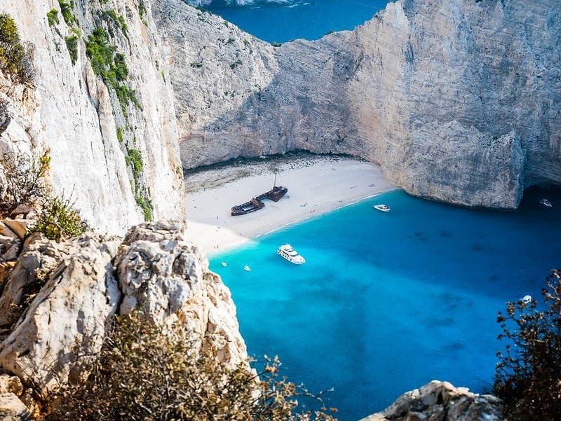 american-tourist-falls-from-zakynthos’-famous-shipwreck-beach-cliff-while-taking-selfie