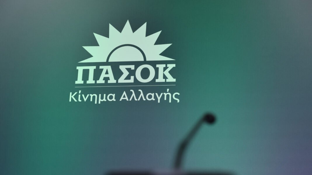 Μετά την τέταρτη θέση, το ΠΑΣΟΚ επιτίθεται σε εταιρείες δημοσκοπήσεων: «Η στατιστική σηκώνει τα χέρια ψηλά»