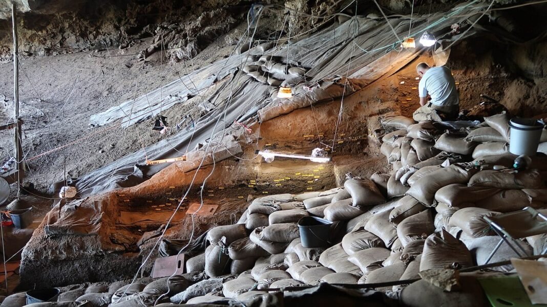 south-african-cave-reveals-200,000-year-old-human-beds