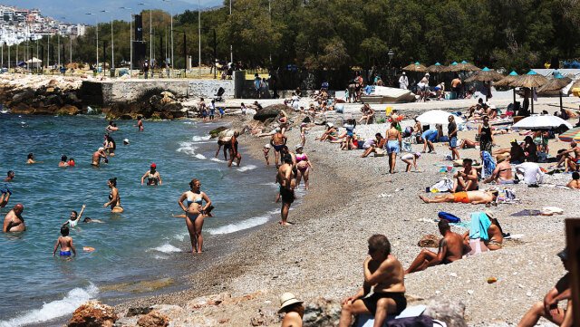 Γέμισαν-κόσμο-οι-παραλίες-της-Αττικής:-Χαλαρές-στιγμές-και-βουτιές-για-όσους-δεν-έφυγαν-εκδρομή-το-τριήμερο-του-Αγίου-Πνεύματος